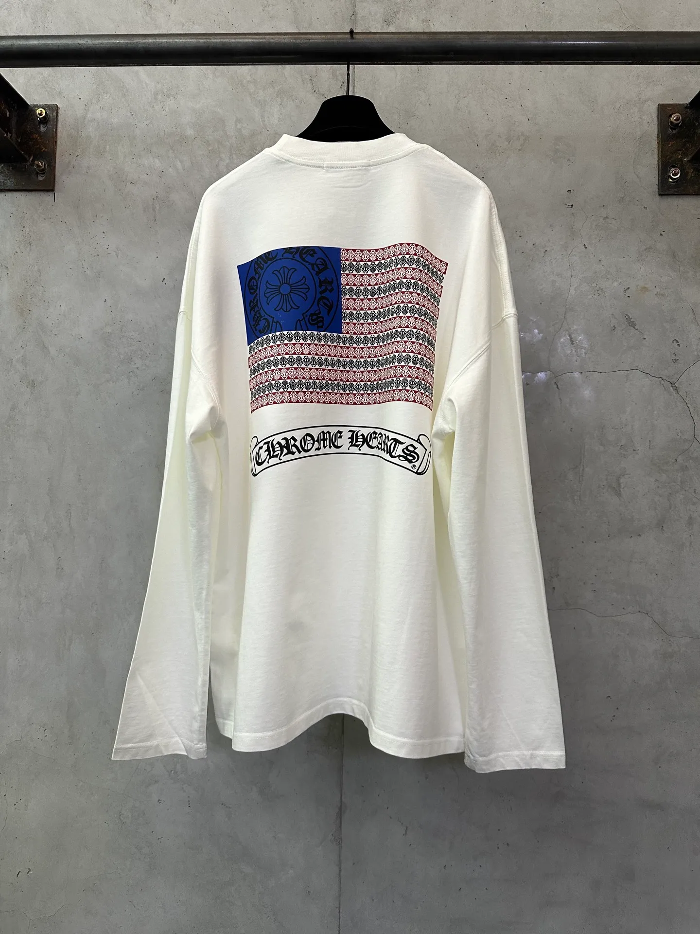 P320 Chrome Hearts 25ss Horseshoe Sanskrit flag printed round neck long-sleeved T-shirt. Fabric is high-definition, super heavyweight cotton, double yarn compact Xinjiang cotton. Weight: 320 grams. Clean cloth. Clear texture. Tight feel. Stiff. High color fastness. No deformation. No discoloration. Customized hardware. Thread. Accessories. Alignment. Same style for men and women. -Color: Black White -Size: XS S M L XL